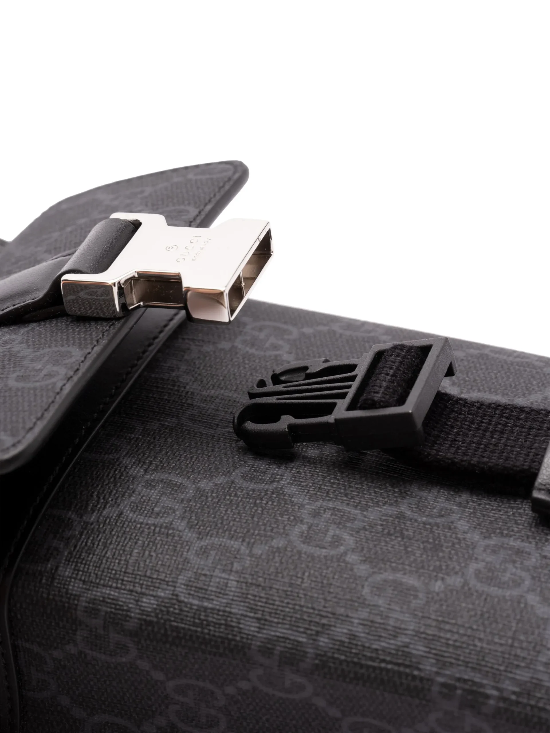 Gucci Shoulder Bag with Adjustable Strap and Iconic GG Logo Design - Image 5