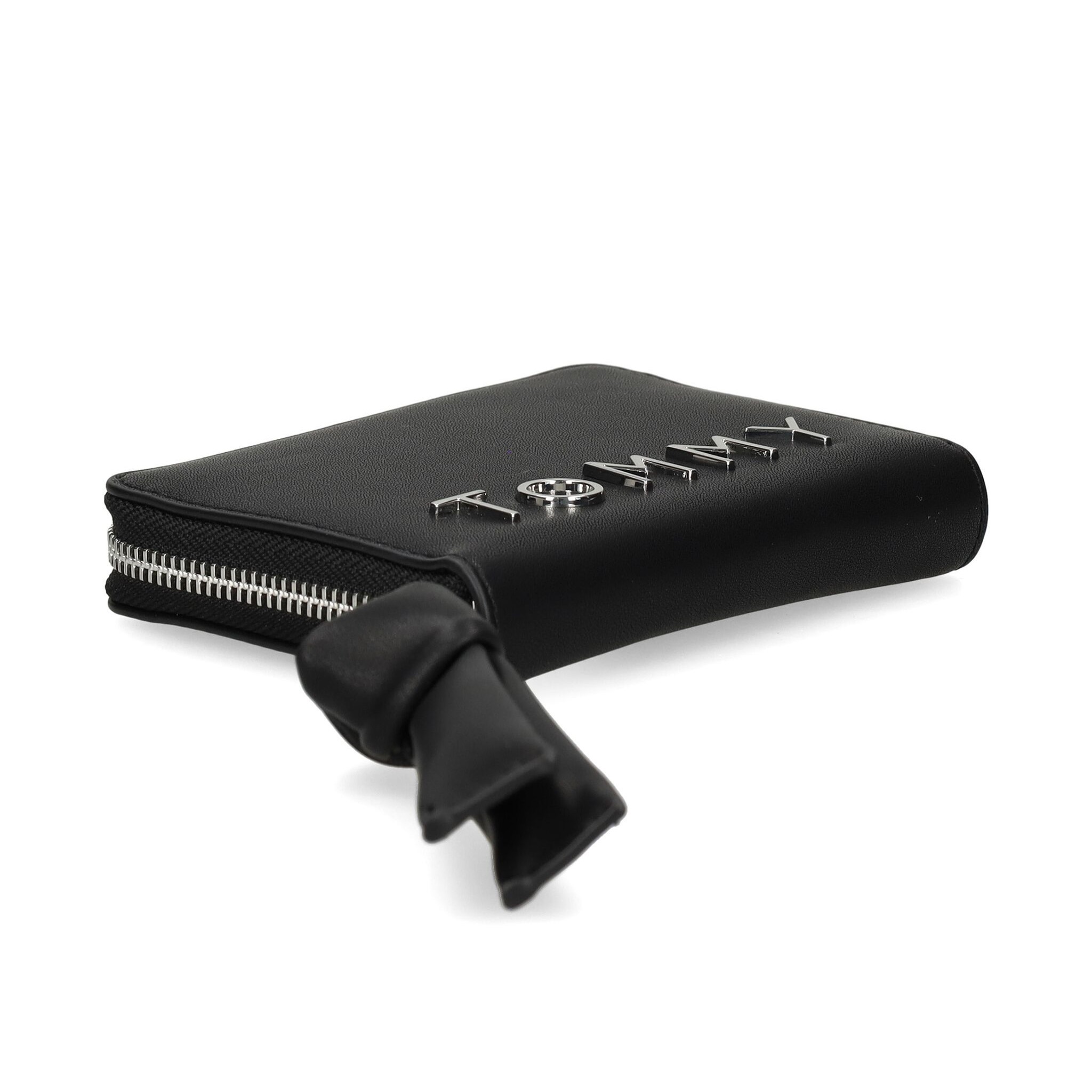 Tommy Hilfiger Women's Black Zip Wallet - Image 6