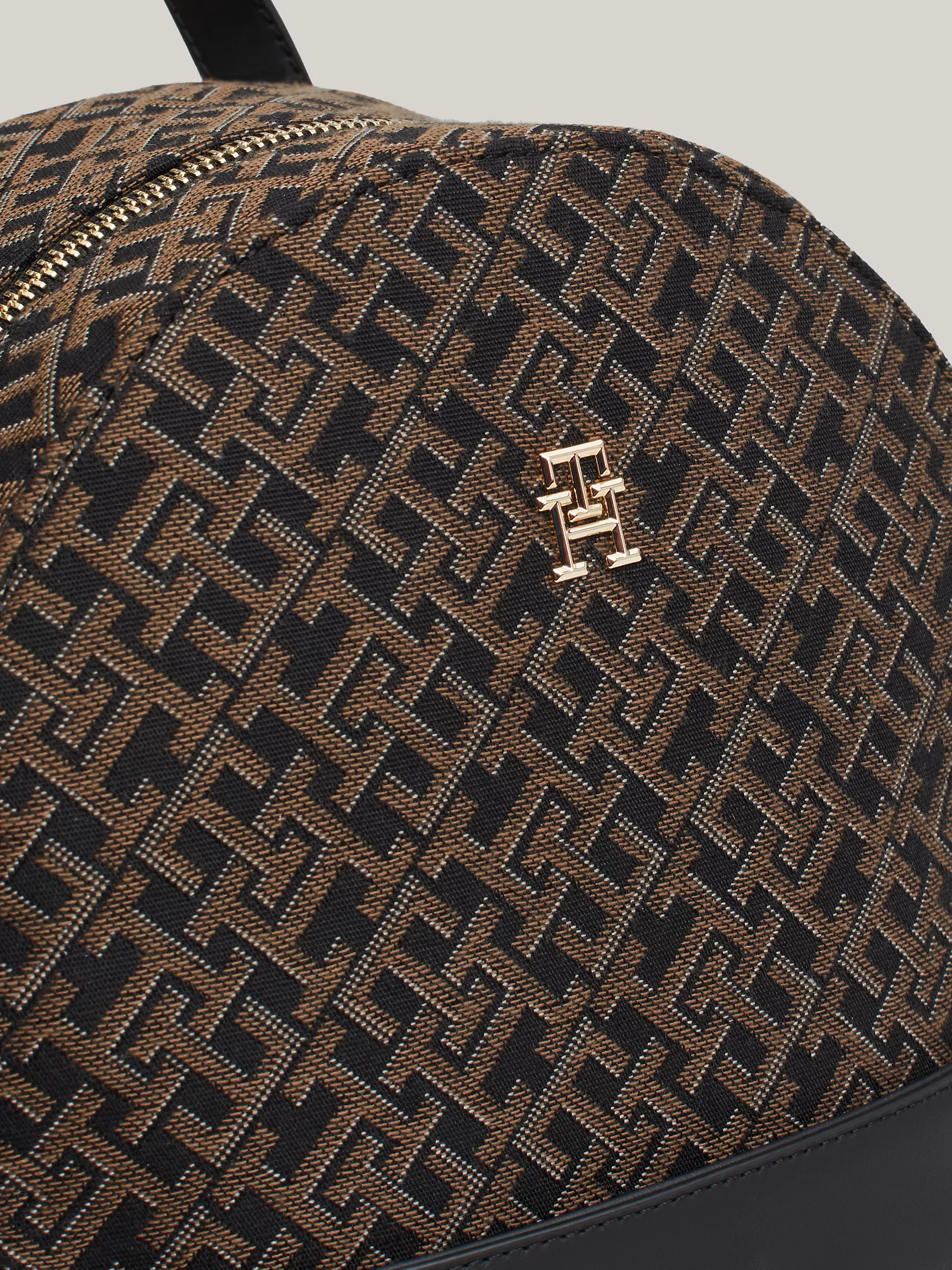 Tommy Hilfiger Women's Black Fall/Winter Zip Bag - Image 4