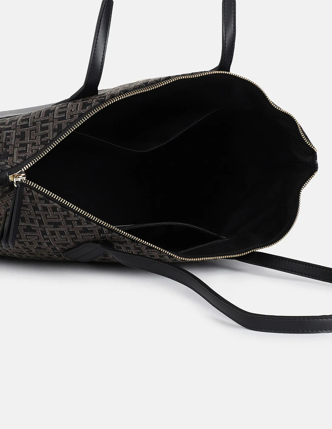 Tommy Hilfiger Women's Black Zip Bag - Image 6