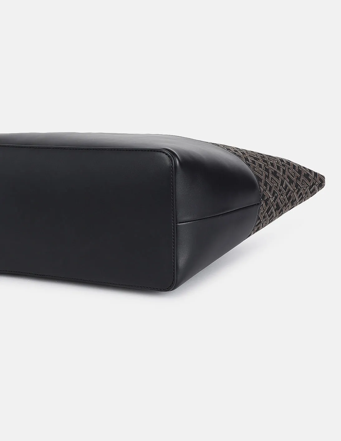 Tommy Hilfiger Women's Black Zip Bag - Image 8