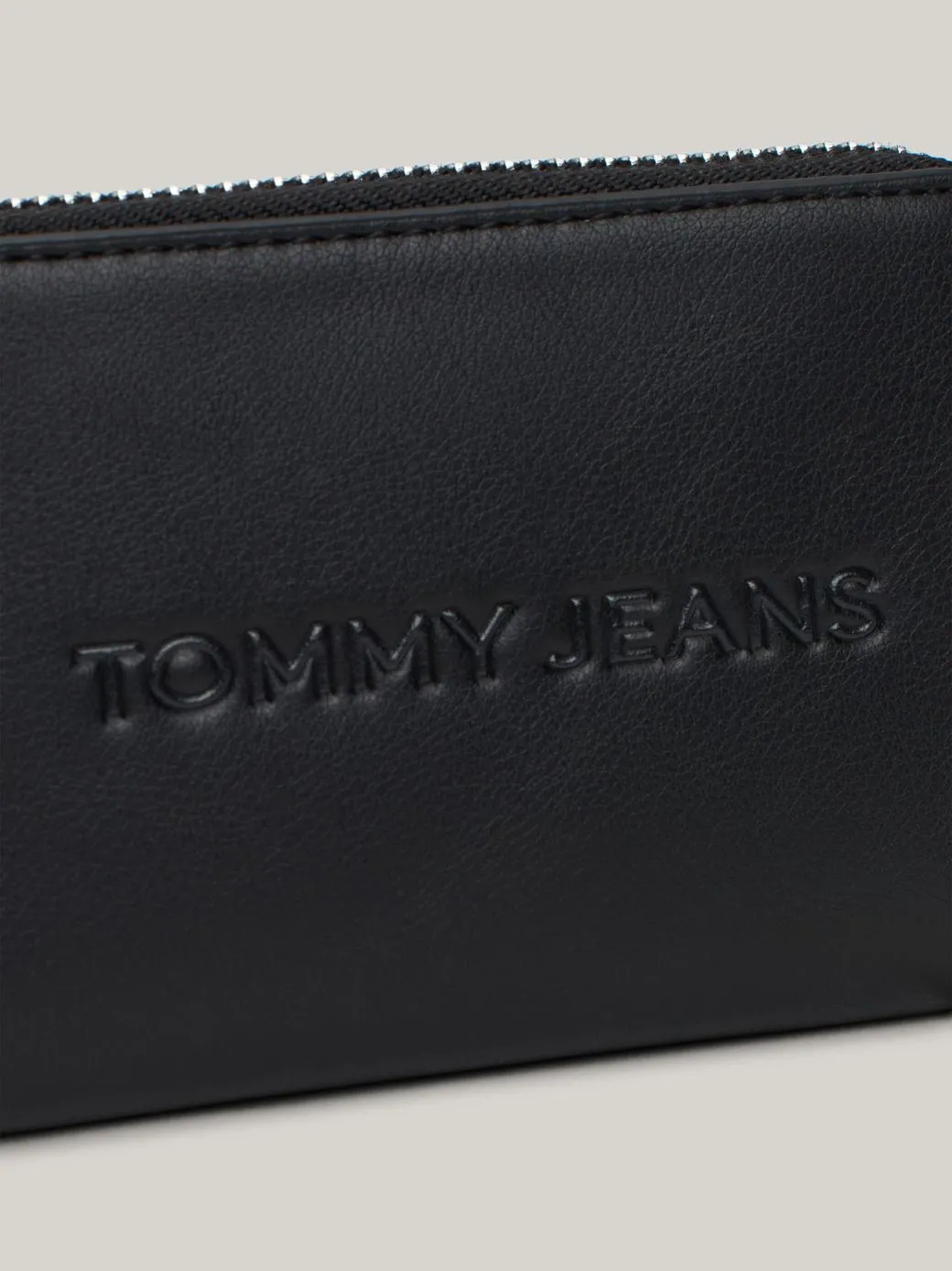 Tommy Hilfiger Women's Black Plain Zip Wallet - Image 5